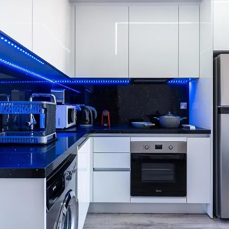 דירה Olympus Stylish 2-br & Balcony In *