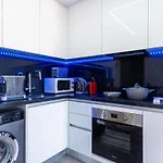 Olympus Stylish 2-br & Balcony In Daire *