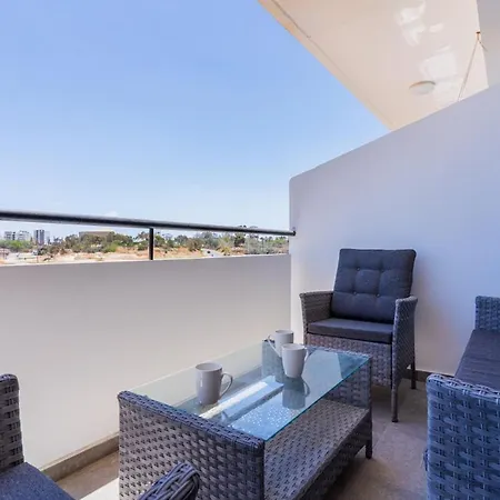 Daire Olympus Stylish 2-br & Balcony In
