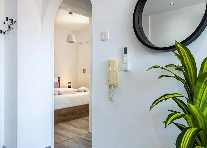 Olympus Stylish 2-br & Balcony In Appartement Larnaca